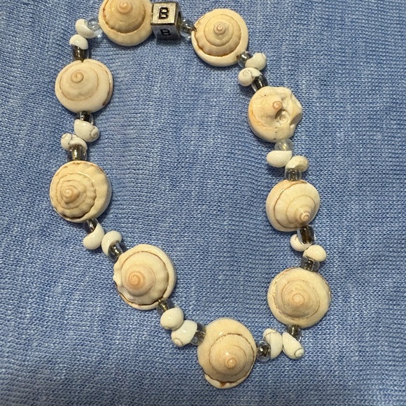 Very Pretty Delicate White Shell Stretch Bracelet. Measures 9inches unstretched. - Picture 13 of 16